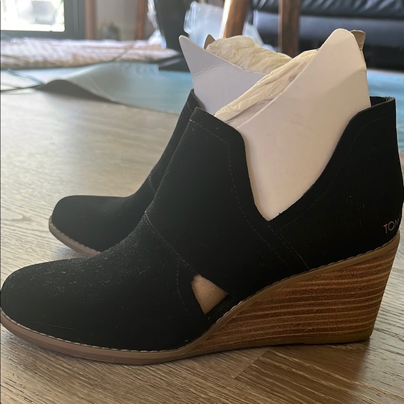 NWOB Toms Black and Brown Kallie cutout Ankle Boots with Wedge Heel size 6 - Picture 4 of 9